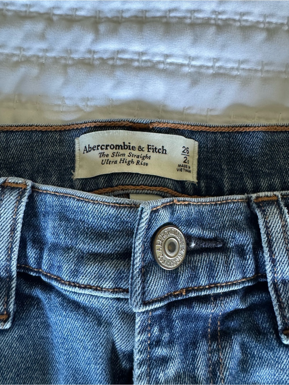 Abercrombie Ultra High Rise 90s Straight Jean Slim - Light Blue (26 Short) - Picture 7 of 9